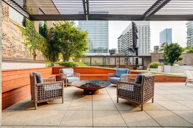 Building Photo - 165 North Des Plaines Street-SI FL12-ID748