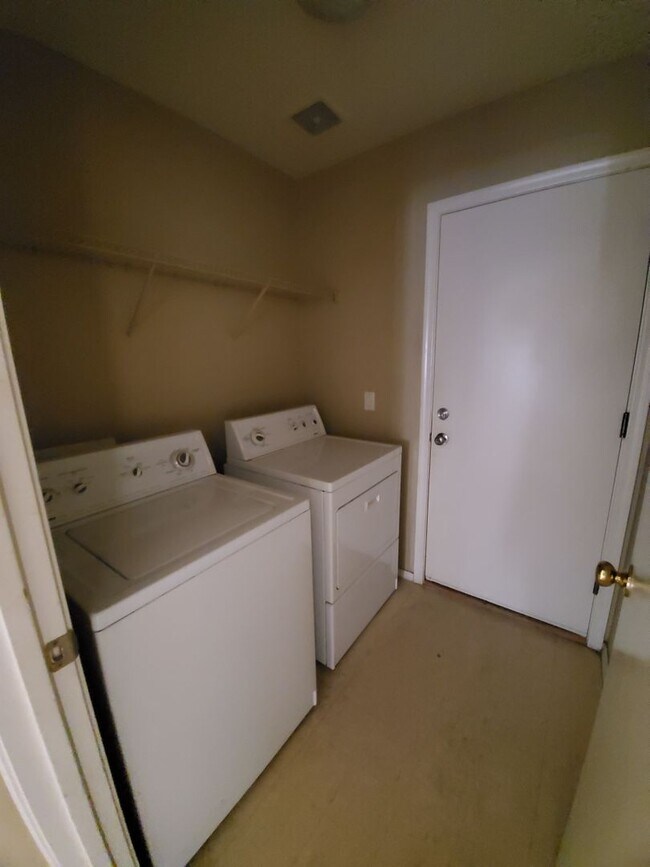 Building Photo - Great 3 Bedroom, Cul-de-Sac, All Appliances!