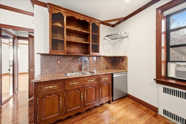 Building Photo - 300 Main St