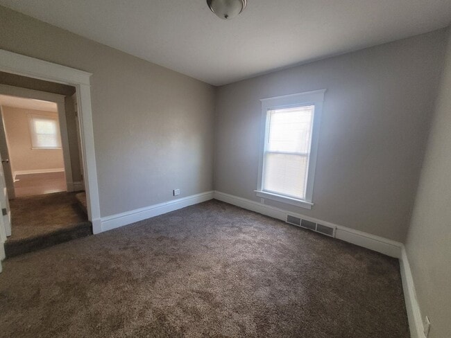 Building Photo - 6 Bedroom Home with large yard, washer/dry...