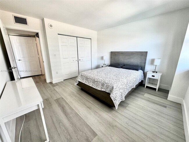 Building Photo - 1155 Brickell Bay Dr