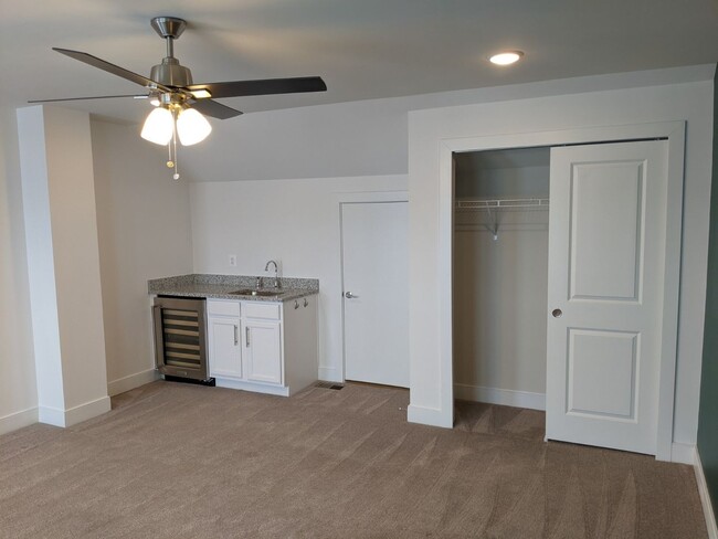 Building Photo - Gorgeous Newer Build (2019) 4 level townho...