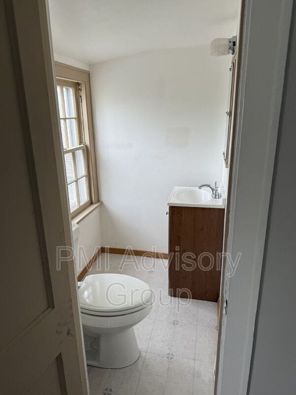 Building Photo - 700 SW Macvicar Ave