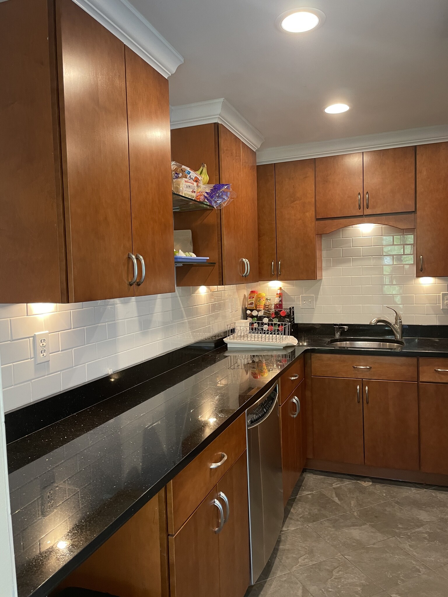 Kitchen - 10 W Hill St