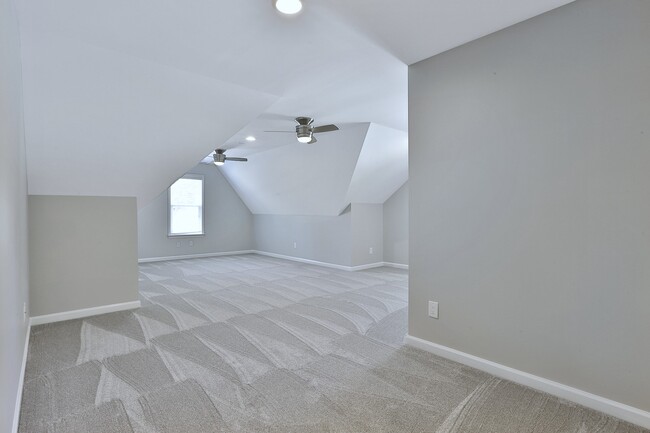 Bonus/Guest Bedroom Up - 300 Vendella Cir