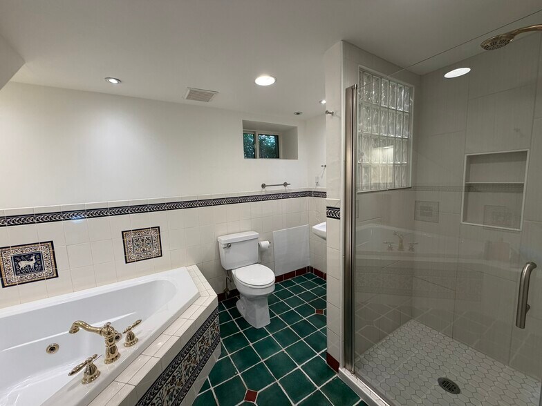 en suite bathroom in basement has jaccuzi tub and shower enclosure - 508 Daly Ave