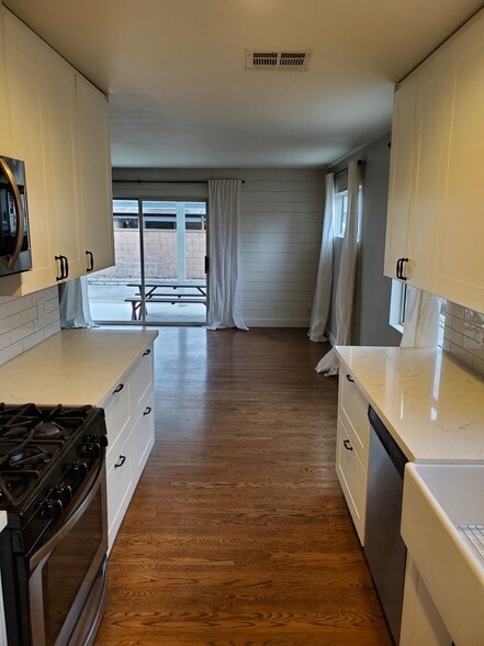 looking from garage through kitchen to back patio - 8608 Harrison Way
