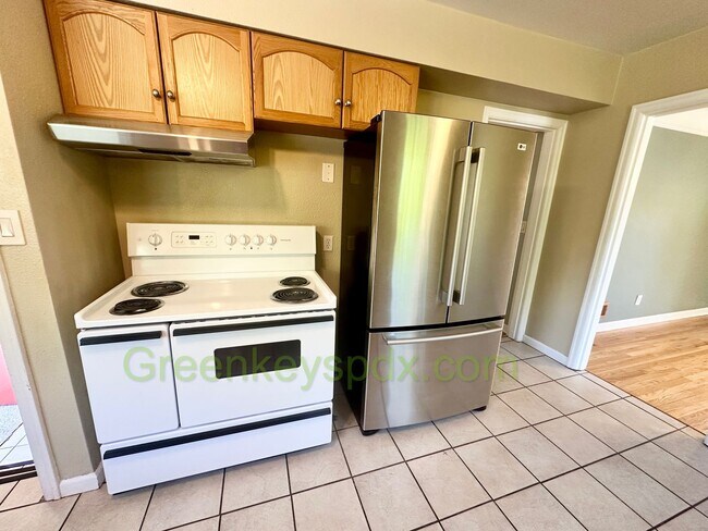 Building Photo - Huge 4 Bedroom 2 Bath House across from Rose City Golf Course