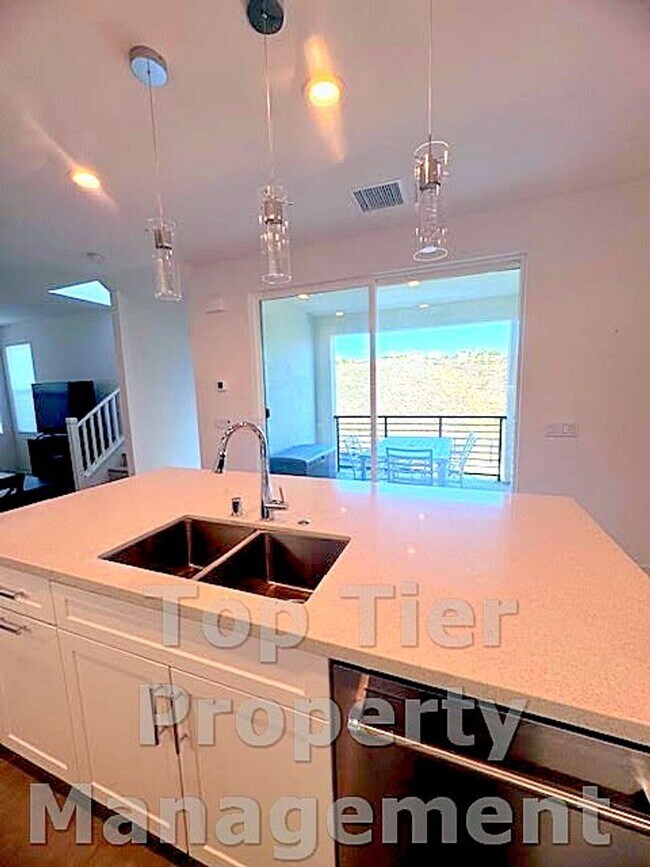 Building Photo - Beautiful & Modern 3 bed/ 3.5 bath/ 2,029 Sqft Condo with amazing Views in Carroll Canyon- Availa...