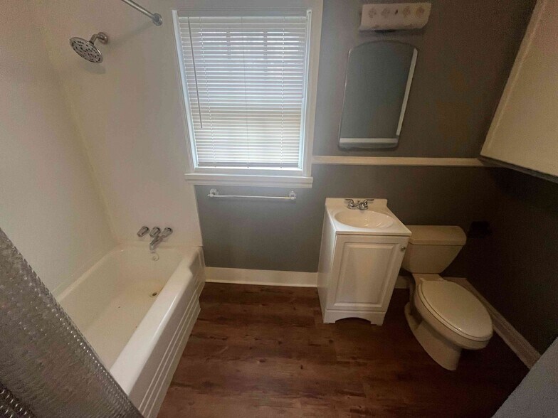 Building Photo - 817 Moulton St E