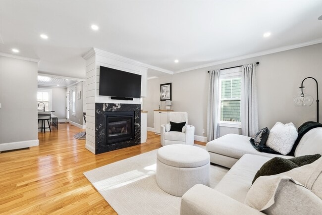 Building Photo - 814 Main St