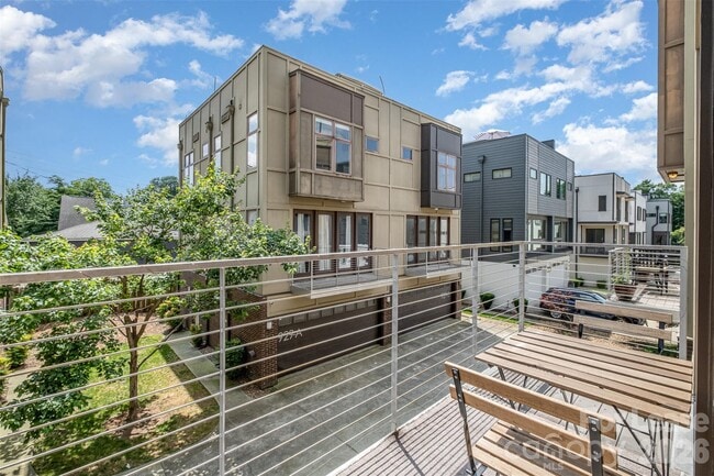 Building Photo - 925 Westbrook Dr