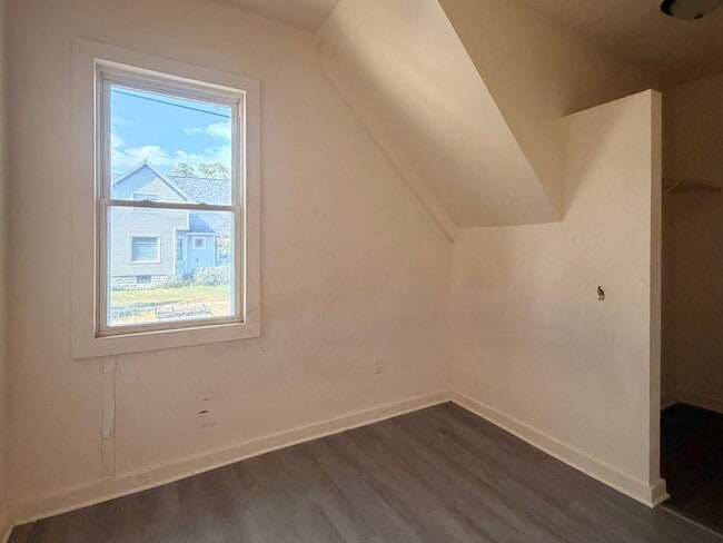 Building Photo - 210 Doty St