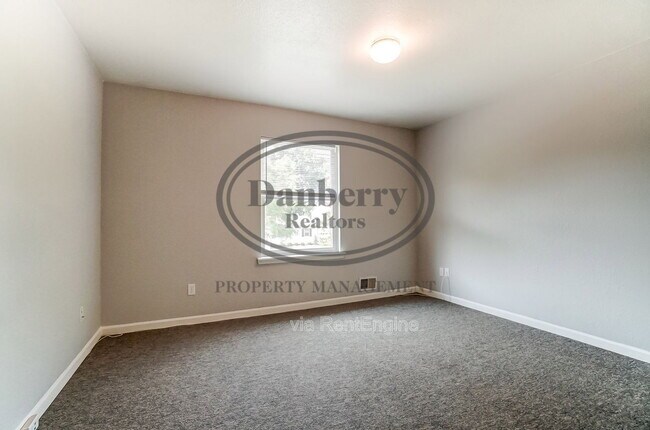 Building Photo - 3704 Willow Run Dr