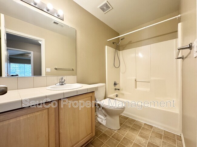 Building Photo - 4572 SE Olivewood St