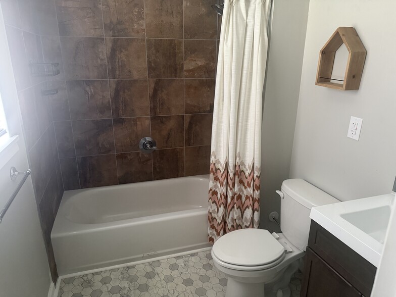 Building Photo - 433 Bridle Trace Dr