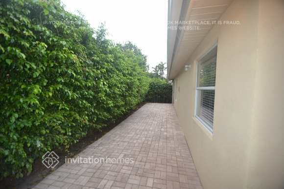 Building Photo - 1090 Lancewood Pl W