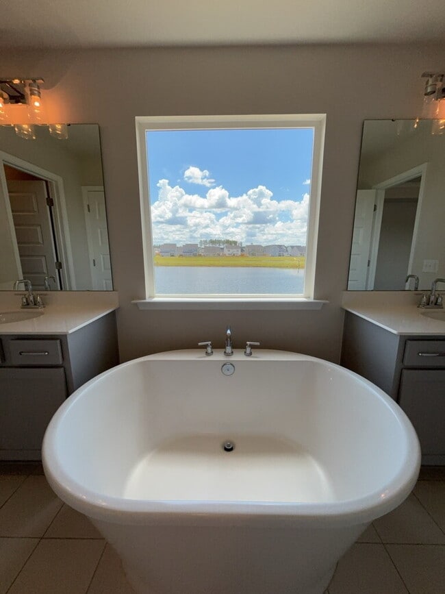 Building Photo - 445 Navona Dr
