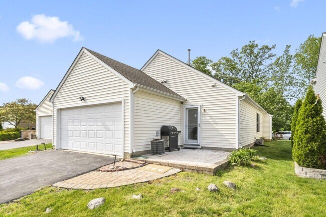 Building Photo - 157 Feathertip Ln