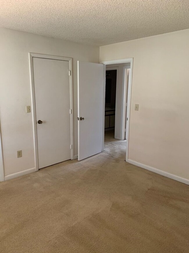 Building Photo - 2 BED 2 BATH UNIT ON 3RD FLOOR IN MYRTLE G...