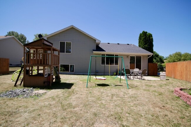 Building Photo - Spacious 5-bedroom, 3-bathroom modern home...