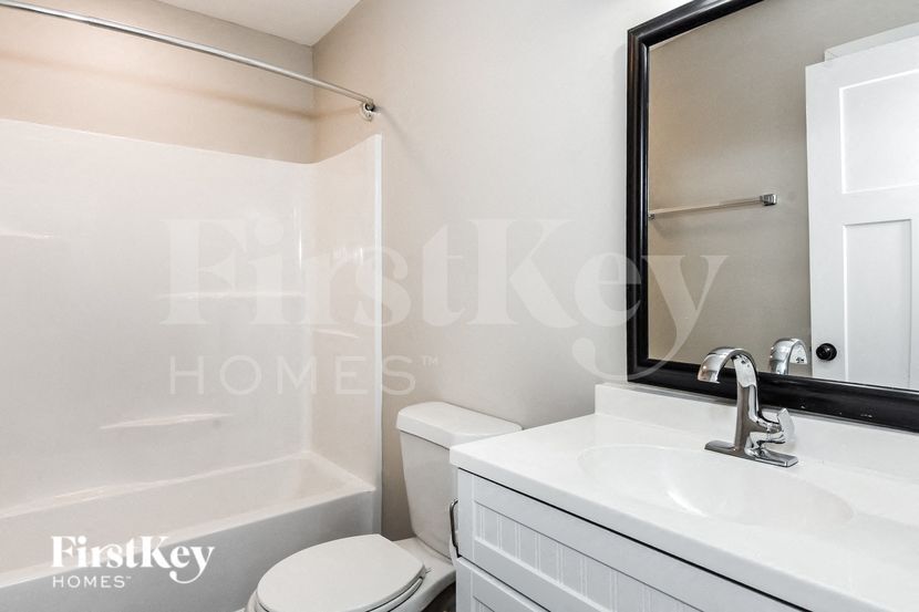 Building Photo - 595 School Rd