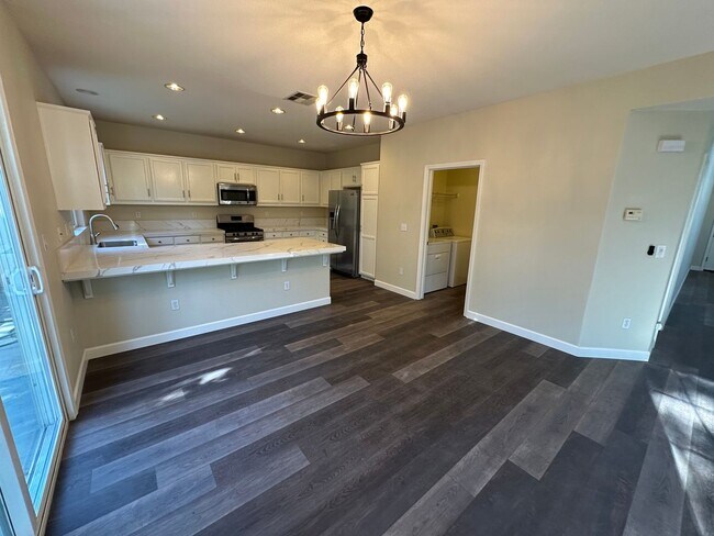 Building Photo - Beautiful 4 Bedroom, 2.5 Bath Tracy Home /...