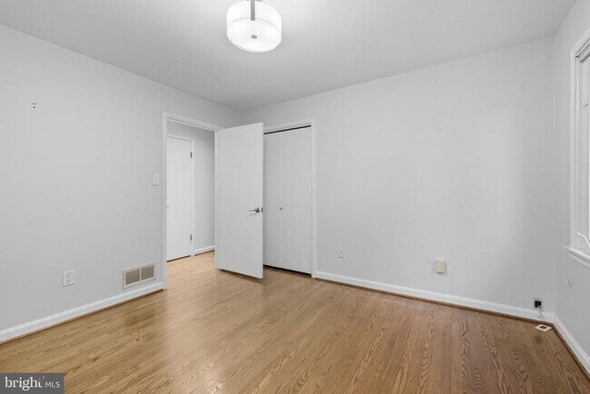 Building Photo - 6251 Lakeview Dr