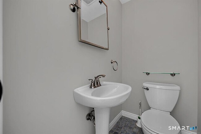 Building Photo - 2 Butternut Dr