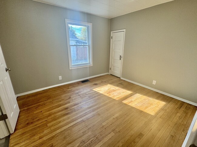 Building Photo - 913 N Morrison St