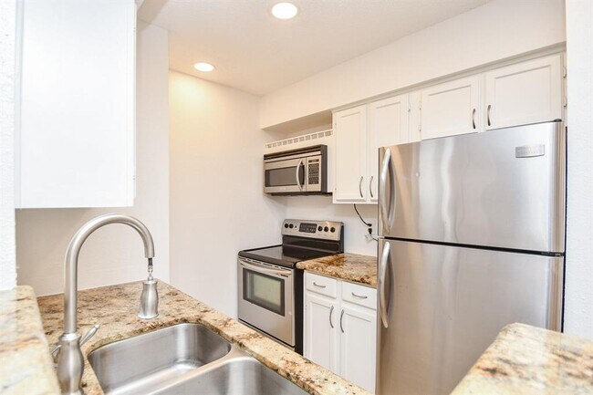 Building Photo - 11201 Lynbrook Dr