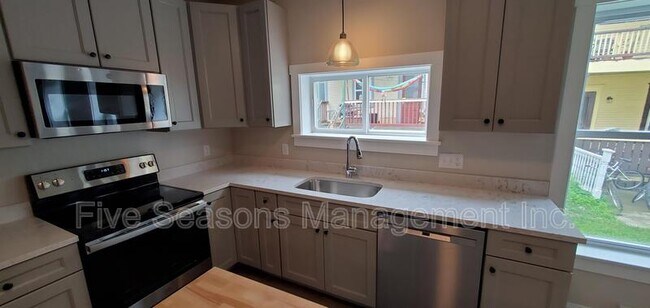 Building Photo - 96 S Union St
