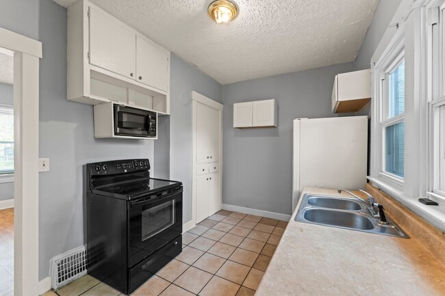Building Photo - Charming 2 beds 2 Bath in Dayton!