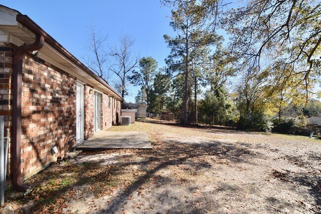 Building Photo - 3 Bed/1.5 Bath home off Meadowbrook Drive ...