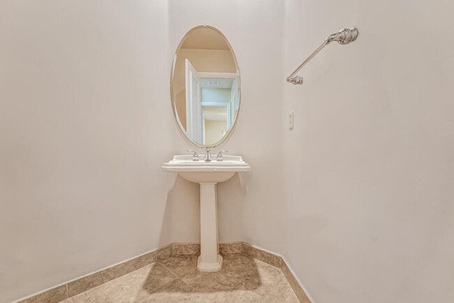 Building Photo - 10513 Versailles Blvd