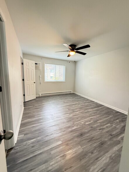 Building Photo - 170 S Waters Edge Dr