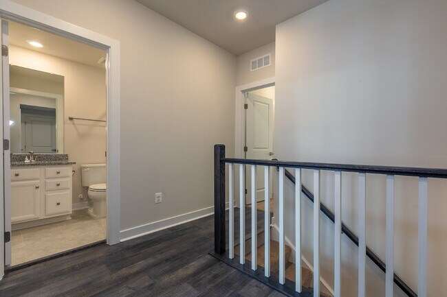 Building Photo - Elegant Townhome Living Near Herndon Conveniences