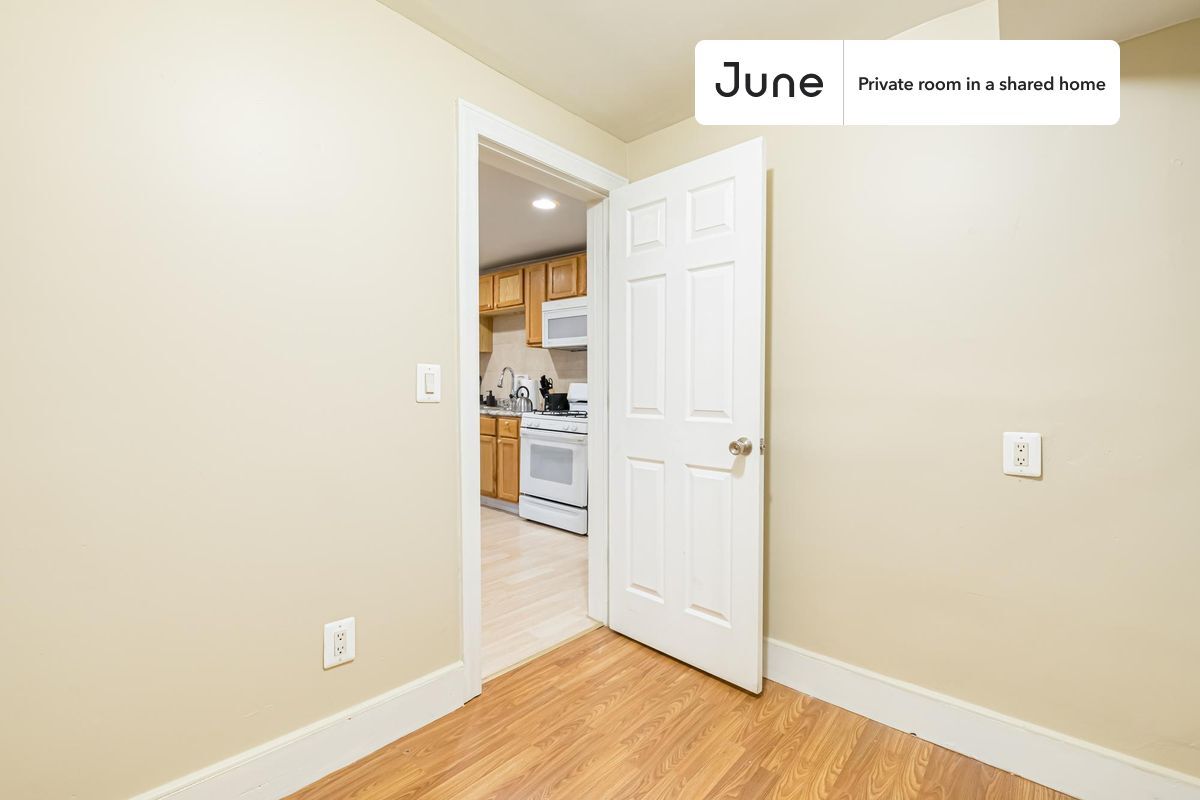 Building Photo - Private bedroom in 3 bed/1 bath Home