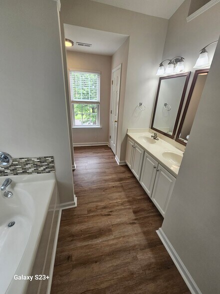 Building Photo - 304 Oak Cove Dr
