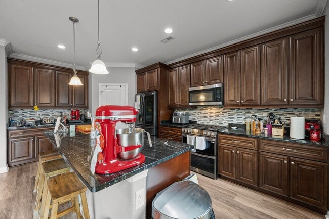 Building Photo - Spacious 6-Bedroom Home with Private Backy...
