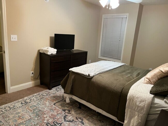 Building Photo - Well-appointed Furnished Rental- Perfect for Professionals- Near shops & restaurants