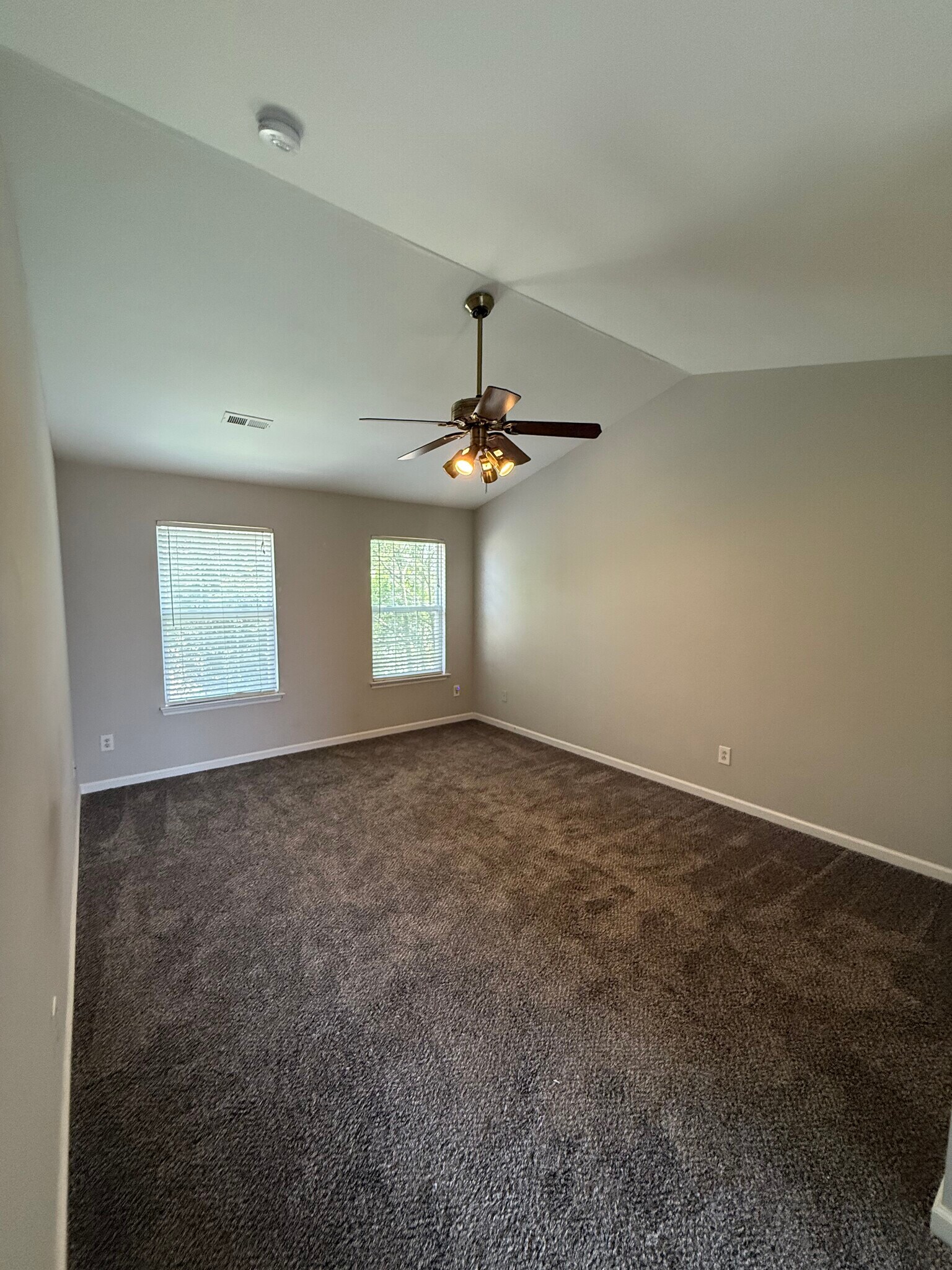 Building Photo - 118 Grove Ln S