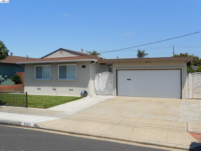Building Photo - 1257 Henderson Ln