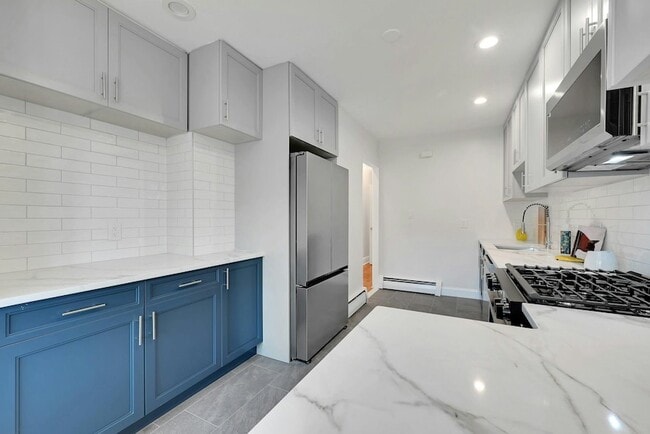 Building Photo - 158 Edgar St