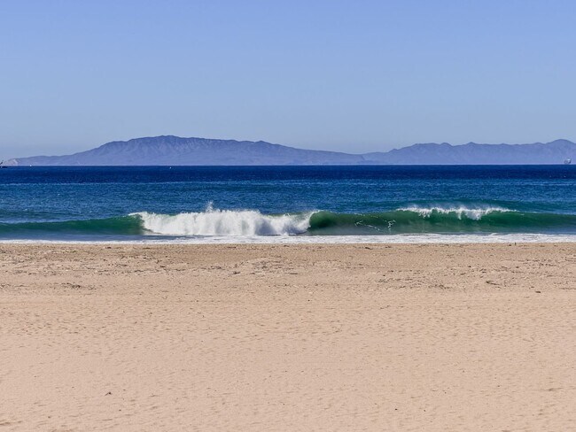 Building Photo - Stunning Oceanfront 3 Bed 3 Bed | Hollywoo...