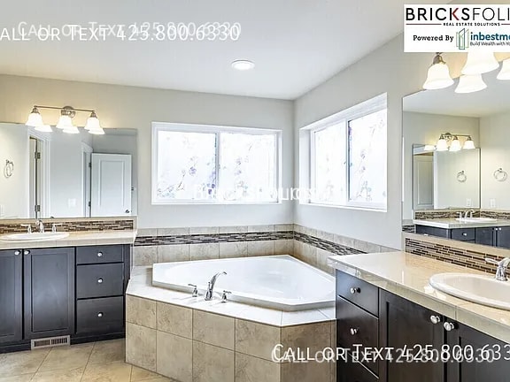 Building Photo - 10251 Eastridge Dr NE