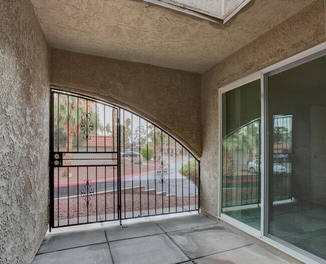 Building Photo - 808 Hedge Way