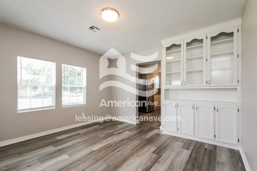 Building Photo - 210 E Will Rogers Blvd