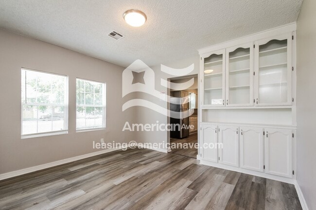 Building Photo - 210 E Will Rogers Blvd