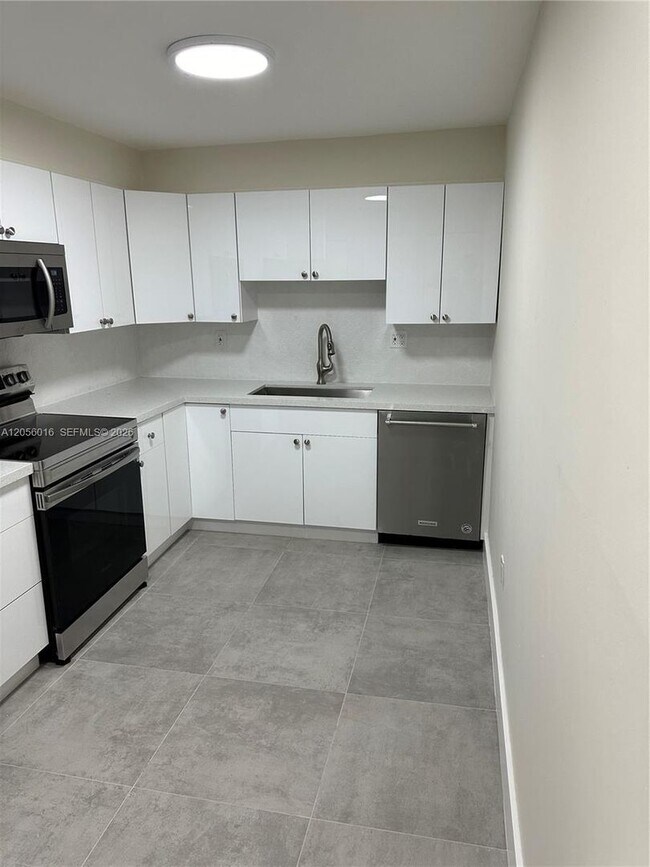 Building Photo - 10090 NW 80th Ct